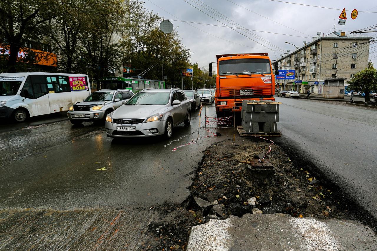 Фото «Заколебали эти пробки 24/7»: водители и пешеходы проклинают перекопанные из-за ремонта улицы Новосибирска 14